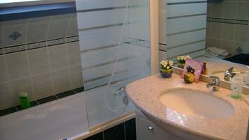 Ensemble douche/baignoire, serviettes fournies, papier toilette