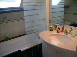 Combined shower/bathtub, towels, toilet paper