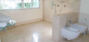 Articles de toilette gratuits, sèche-cheveux, peignoirs