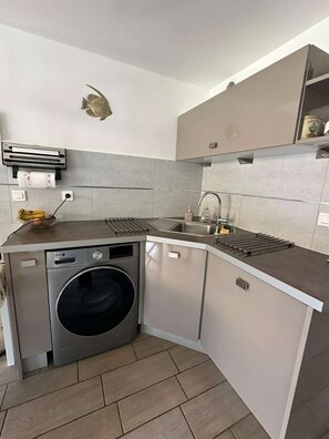 Réfrigérateur, batterie de cuisine, vaisselle et ustensiles