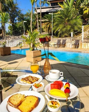 Piscina interna, piscina externa, espreguiçadeiras