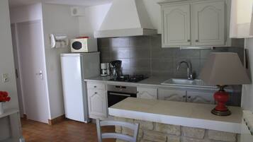 Een koelkast, een microgolfoven, een oven, een kookplaat