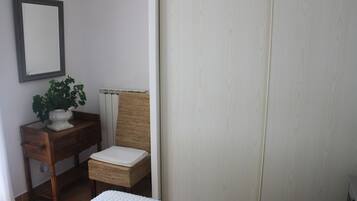 1 slaapkamer, een strijkplank/strijkijzer, wifi