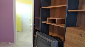Comfort Studio, Courtyard View | Television - B&B Rossini (Augusta)