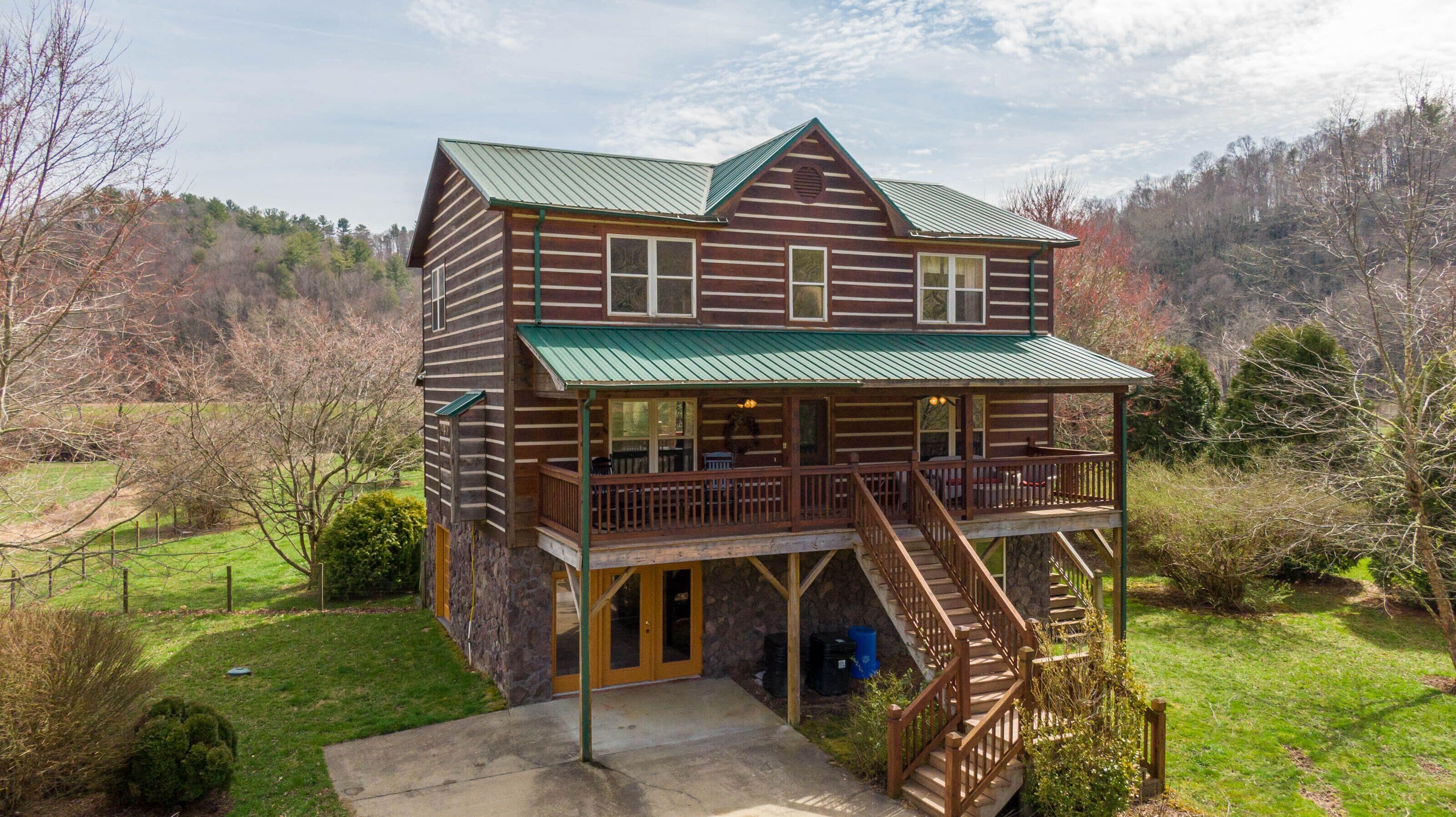 Andrews River Haven - River Front with hot tub-Cozy, Fun for Kids, Pet Friendly!