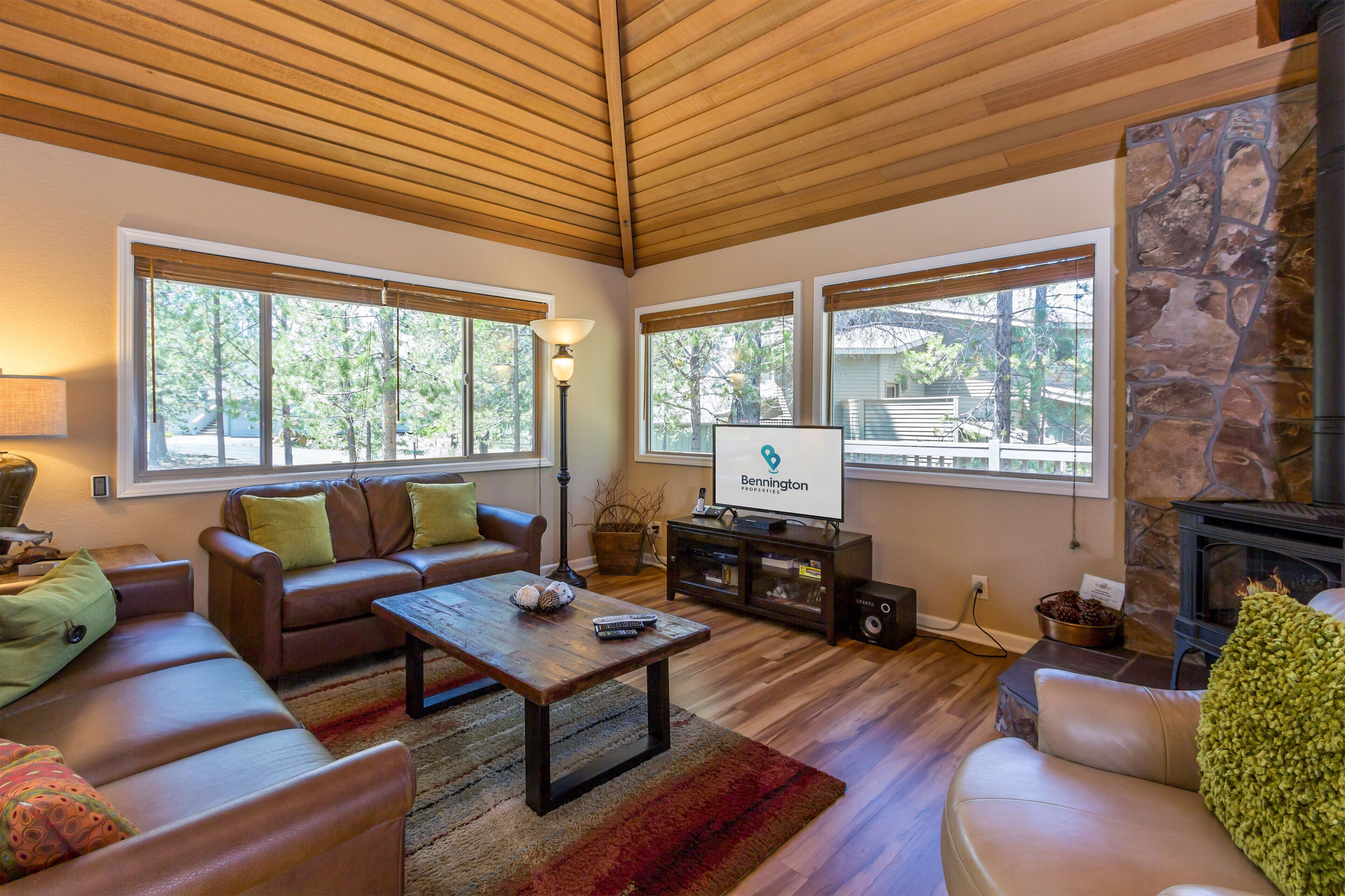 Short Walk to Deschutes River, Fully Enclosed Deck, Bikes, Foosball- ROGU04