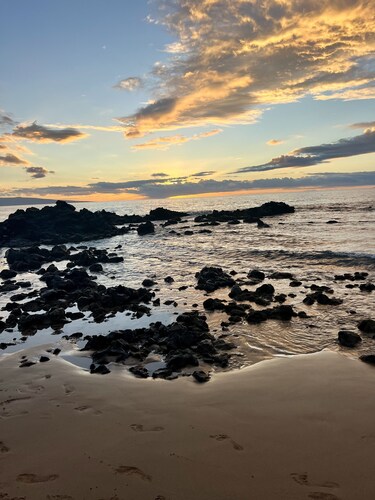 Last minute discounts! Stunning ocean sunsets @ Wailea Beaches, foodie kitchen!