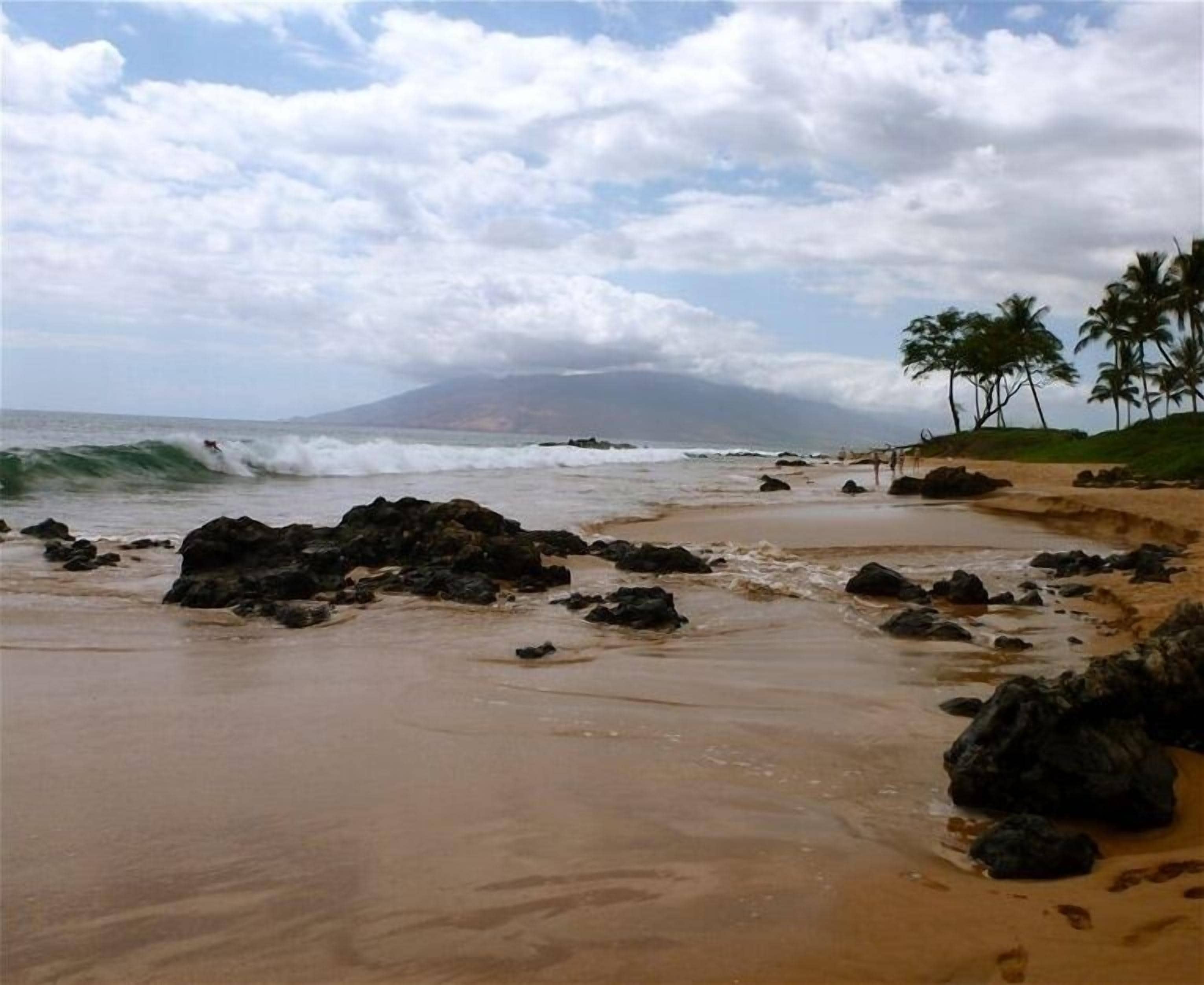 Beach nearby, sun loungers, beach towels