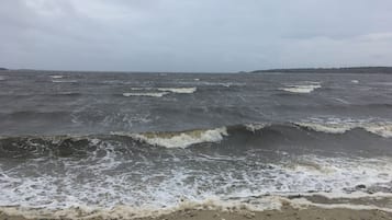 Perto da praia, espreguiçadeiras