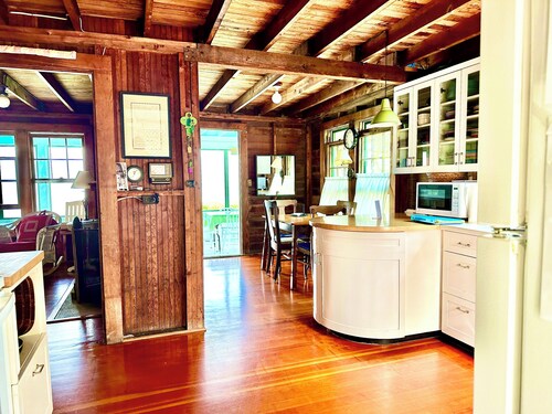 1930s Waterfront Cottage on Tuttle's Point