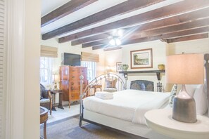 4 bedrooms, desk, iron/ironing board, free WiFi