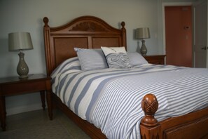 2 bedrooms, desk, iron/ironing board, travel cot