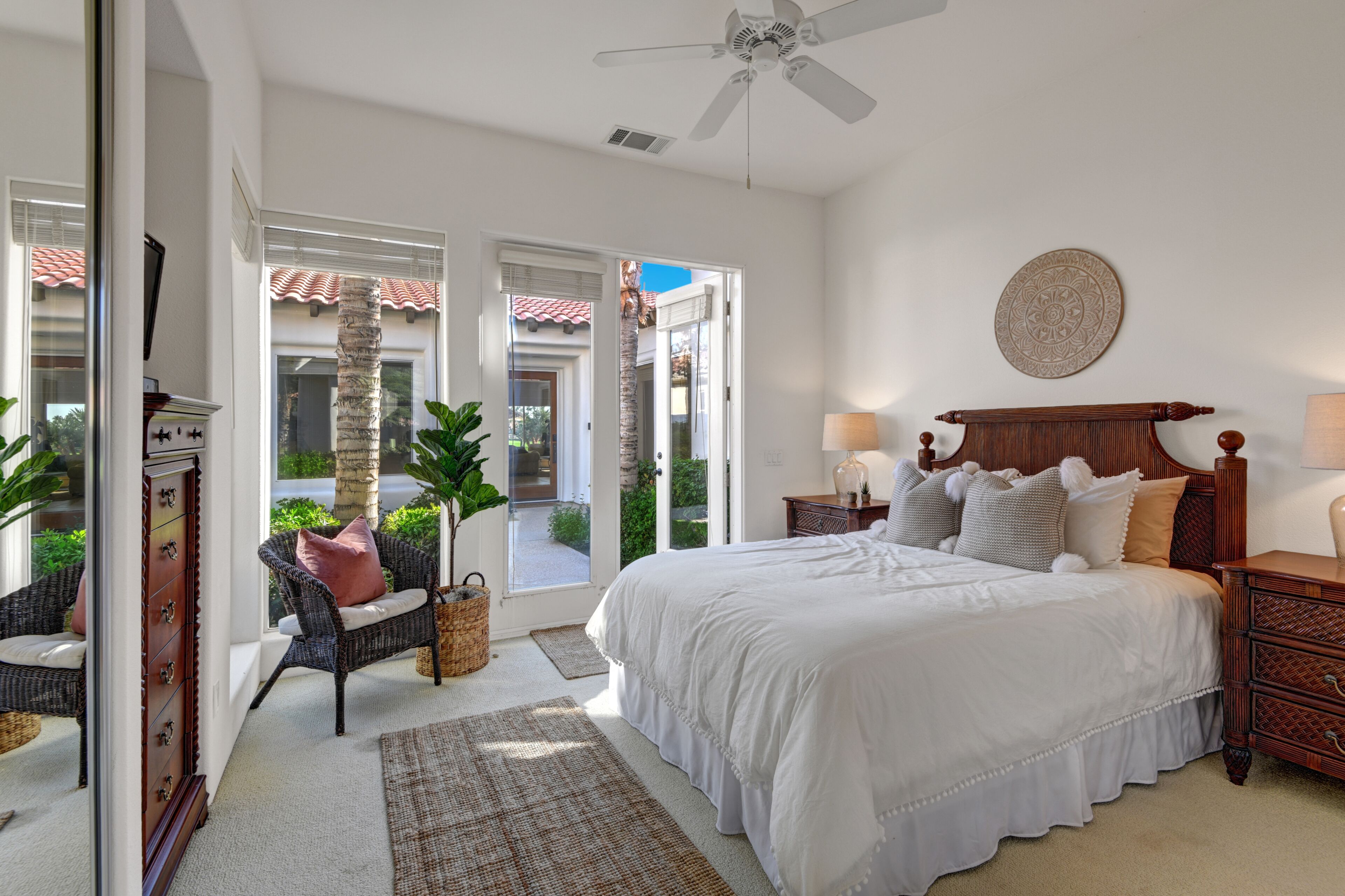 4 makuuhuonetta, työpöytä, silitysrauta/-lauta, vauvan matkasänky