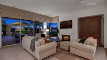 Televisión, chimenea, reproductor de DVD, mesa de ping pong