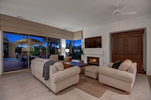 Fernseher, Kamin, DVD-Player, Tischtennisplatte