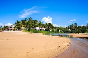 En la playa y toallas de playa 