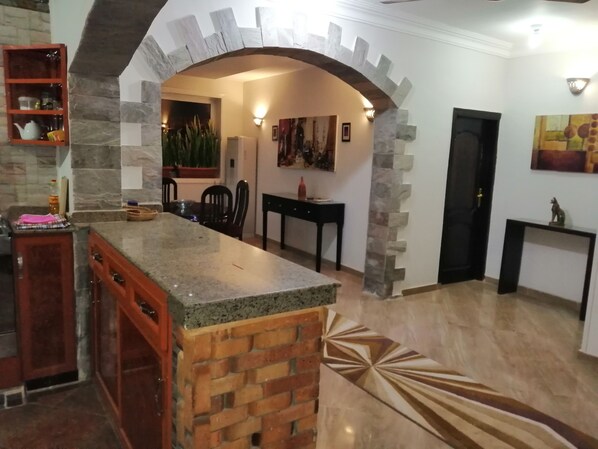 Refrigerador con congelador, microondas y tetera eléctrica