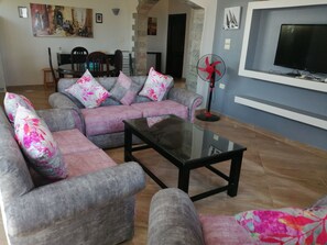 Apartamento, 2 habitaciones | Zona de estar | Una televisión de pantalla plana