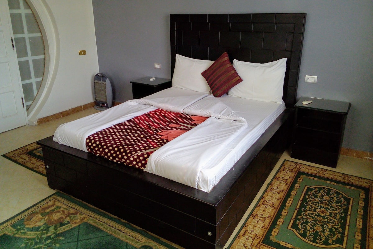Studio Suite | Desk, blackout drapes, iron/ironing board, WiFi (free)