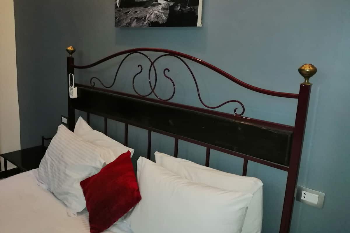 Apartment, 3 Bedrooms | Desk, blackout drapes, iron/ironing board, WiFi (free)