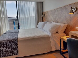 خزنة داخل الغرفة ومكتب ومساحة عمل للكمبيوتر المحمول وتجهيزات عازلة للصوت