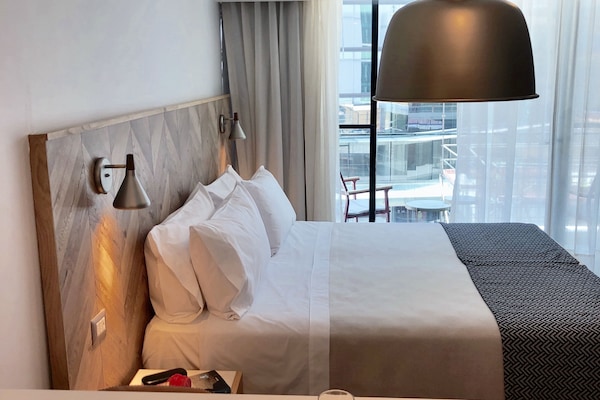 Zimmersafe, Schreibtisch, laptopgeeigneter Arbeitsplatz