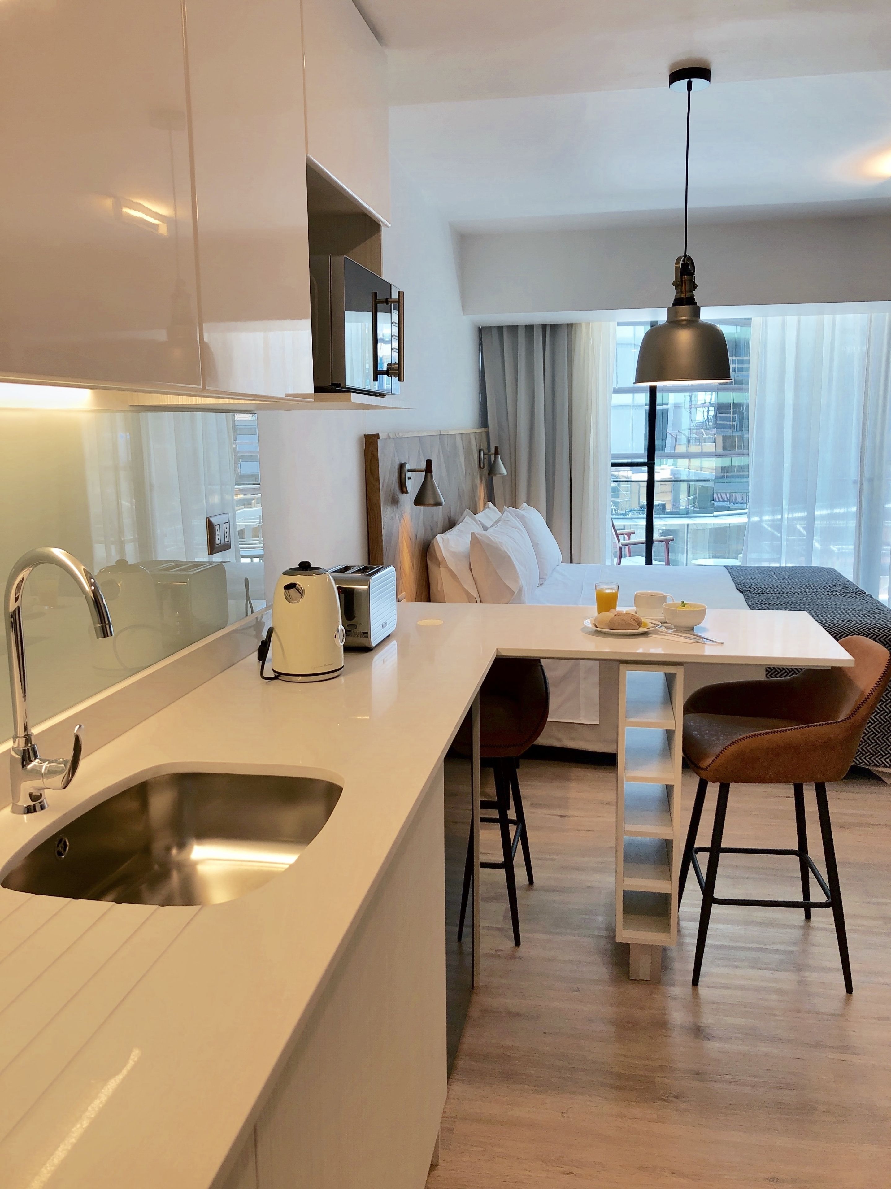 Habitación individual ejecutiva | Cocina privada | Refrigerador, microondas, parrilla de estufa y tetera eléctrica 