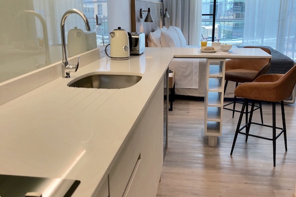 Kühlschrank, Mikrowelle, Herdplatte, Wasserkocher