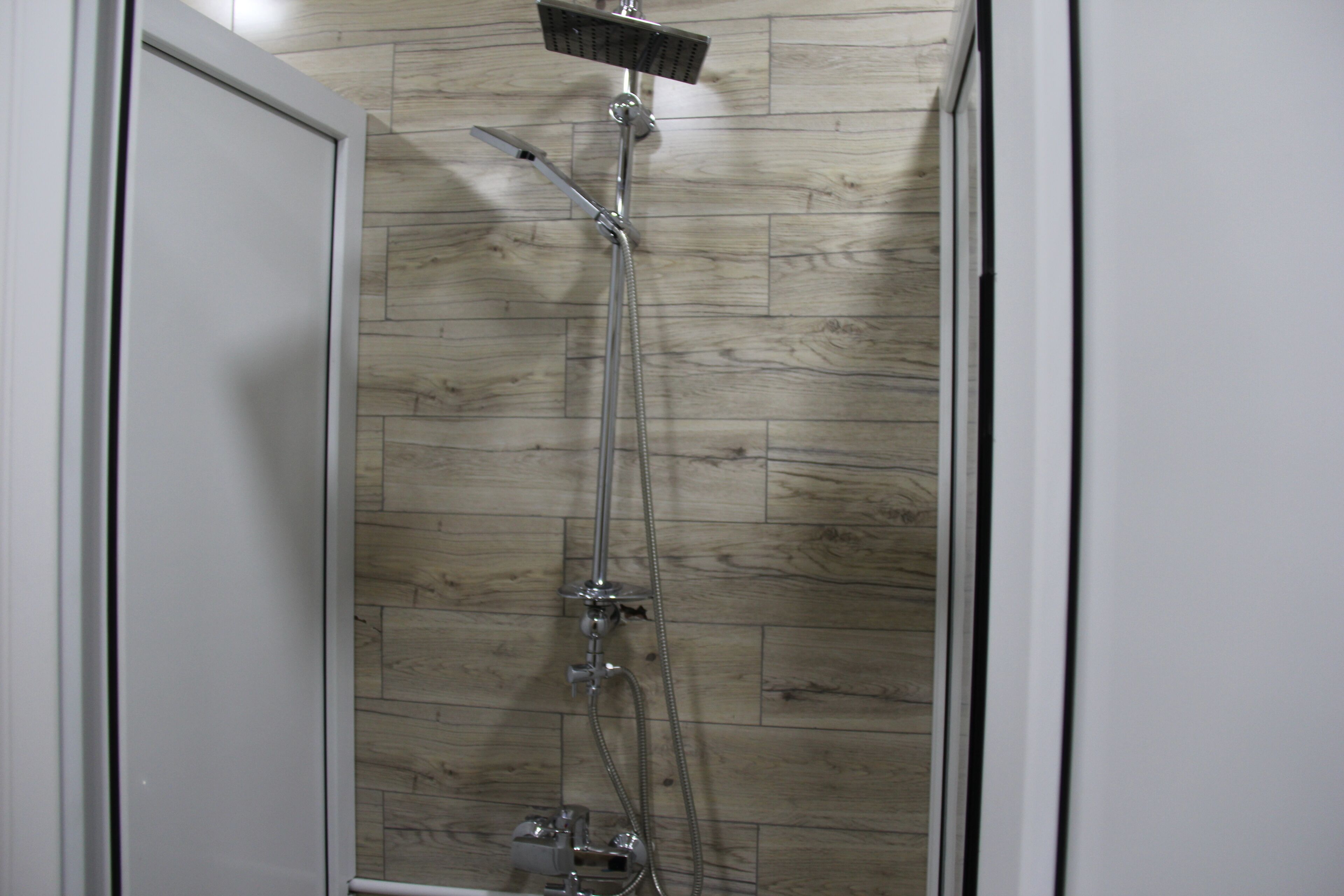 Dusche, Regendusche, kostenlose Toilettenartikel, Haartrockner