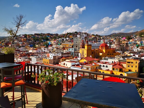 32 インチの液晶テレビ (衛星放送視聴可)、テレビ