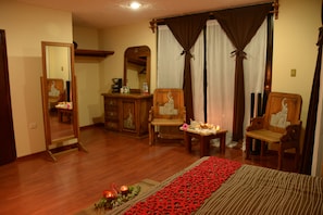 クラシック ルーム キングベッド 1 台 シティビュー (Luneta) | 高級寝具、羽毛の掛け布団、客室ごとに異な��る装飾、アイロン / アイロン台