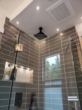 The Emory Room | Bathroom. Shadowcrest