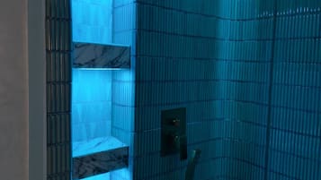 双人房(单人入住) | 浴室 | 淋浴设施、大花洒淋浴喷头、免费洗浴用品、吹风机