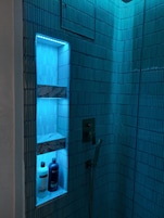 The Turquoise Room | Bathroom | Shower, rainfall showerhead, free toiletries, hair dryer