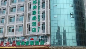 A hotel with a signboard displaying its name and services. - Greentree Inn Jiangsu Changzhou Menghe Avenue Qiliang Jinfu Business Hotel (Changzhou)