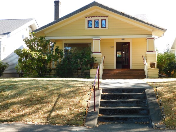 إطلالة على الشارع من المنشأة