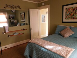 3 عدّة غرف نوم وملاءات من القطن المصري وأغطية فراش متميزة