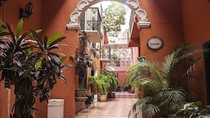 Property entrance - Hotel Meson Matamoros (Querétaro)