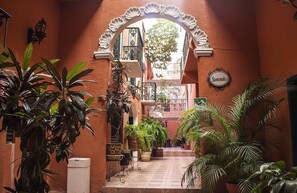 Property entrance - Hotel Meson Matamoros (Querétaro)