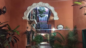 Property entrance - Hotel Meson Matamoros (Querétaro)
