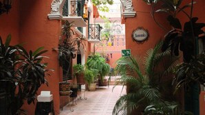 Property entrance - Hotel Meson Matamoros (Querétaro)