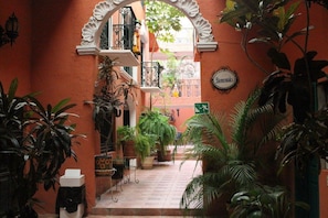 Property entrance - Hotel Meson Matamoros (Querétaro)