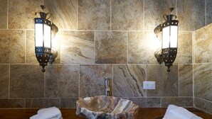 Shower, rainfall showerhead, free toiletries, hair dryer - Cascadas Boutique Hotel (San Miguel de Allende)
