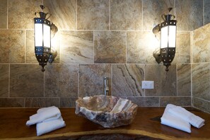 Shower, rainfall showerhead, free toiletries, hair dryer - Cascadas Boutique Hotel (San Miguel de Allende)