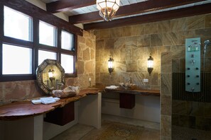 Shower, rainfall showerhead, free toiletries, hair dryer - Cascadas Boutique Hotel (San Miguel de Allende)
