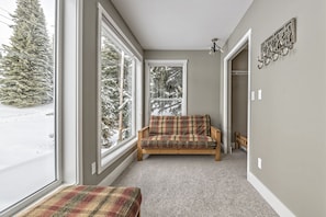Interior - 10/10 Location Backs on to Alpine Chair w/BBQ, Hot Tub, Laundry - Pet Friendly!  (Silver Star Mountain)