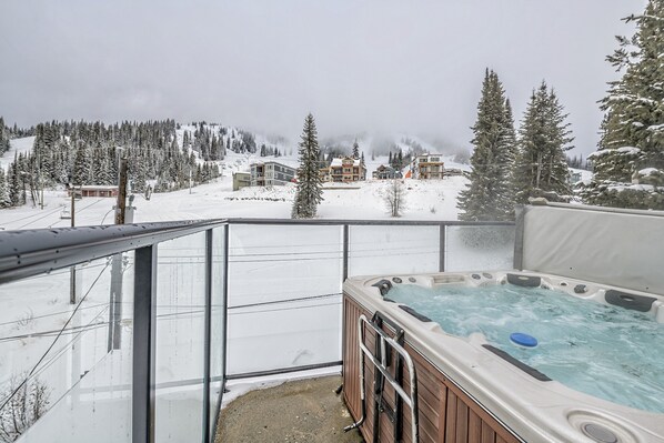 Outdoor spa tub - 10/10 Location Backs on to Alpine Chair w/BBQ, Hot Tub, Laundry - Pet Friendly!  (Silver Star Mountain)