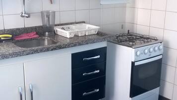 Geladeira, fogão, cooktop, cadeirão de bebê
