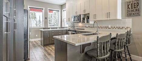 Réfrigérateur, micro-ondes, four, plaque de cuisson