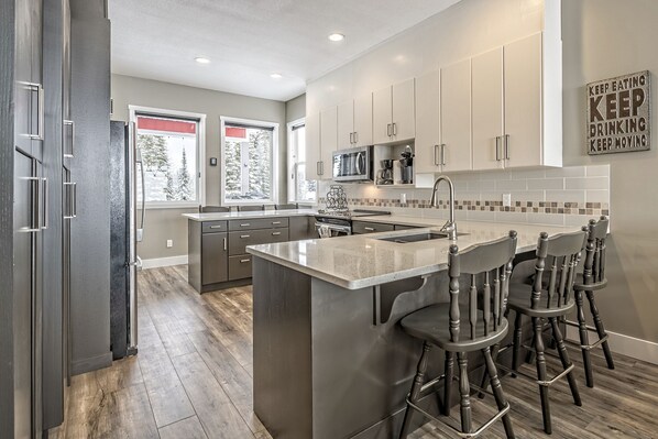 Réfrigérateur, four à micro-ondes, un four, surface de cuisson